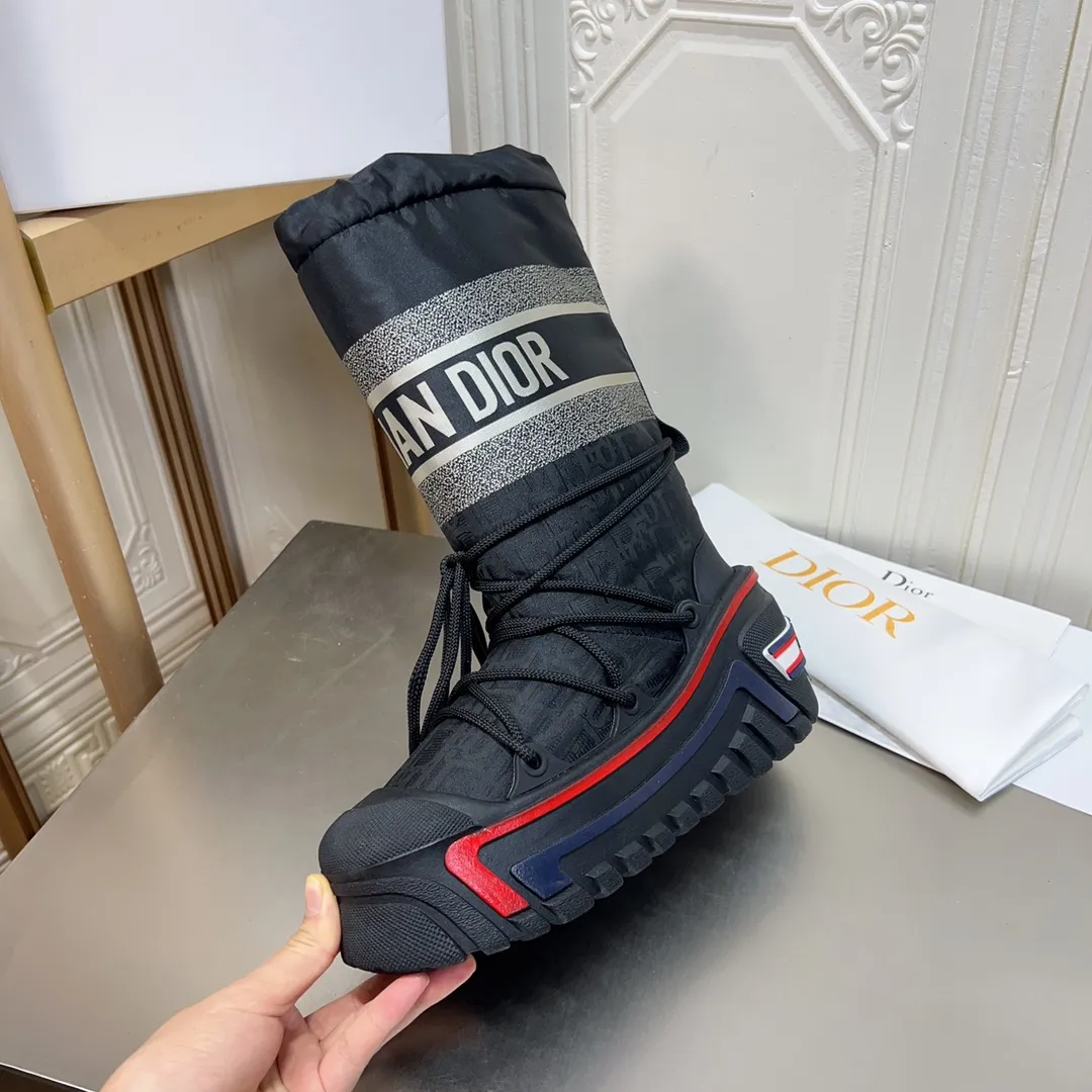 Men's shoes p600! The highest version on the market, Dior Dior's king style snow boots, ski boots, fat and cute, so cute →_→ from the DiorAlps limited series, unique. Shiny nylon Oblique print upper with criss-cross straps for an ideal fit. The technical fabric of the boot shaft, short-cut version, can be worn in the city or in the mountains. It makes the calf slimmer and taller, warm and concave. The boot shaft and sole are made of original waterproof padded lining. The embroidered fabric is original star ⭐ rubber non-slip thick sole and multi-module combination outsole. The size is 35-40. 41Customized
